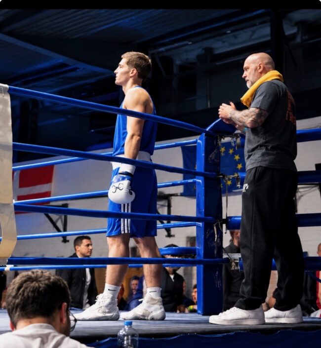 Ulf Andres betreut einen Boxer am Ring bei den Hamburger Meisterschaften
